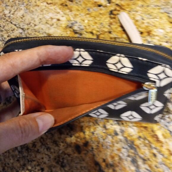 Fossil Women’s Sydney White and Black Zipper Zip Around Wristlets Wallet - Picture 4 of 9